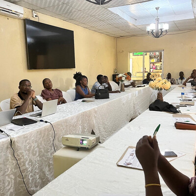 Feedback session with broiler farmers, animal health practitioners and local leaders from Areas 18 and 49 at Glalle Garden, Lilongwe, Malawi (photo credit: ILRI/Joe Magombo).